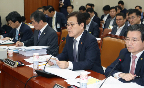 25일 서울 여의도 국회에서 열린 정무위원회 업무보고에서 최종구 금융위원장(오른쪽 두번째)과 윤석헌 금융감독원장(세번째)이 의원들의 질의를 듣고 있다.  연합뉴스